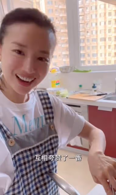 董潔父母長相曝光,老父親五官端正超儒雅,三代同堂太溫馨!
