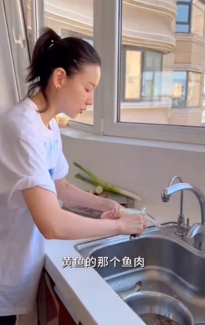 董潔父母長相曝光,老父親五官端正超儒雅,三代同堂太溫馨!
