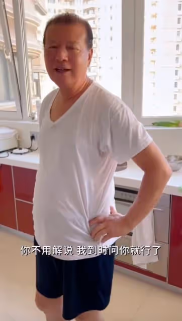 董潔父母長相曝光,老父親五官端正超儒雅,三代同堂太溫馨!