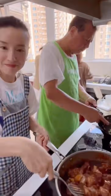 董潔父母長相曝光,老父親五官端正超儒雅,三代同堂太溫馨!