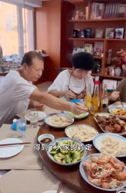董潔父母長相曝光,老父親五官端正超儒雅,三代同堂太溫馨!