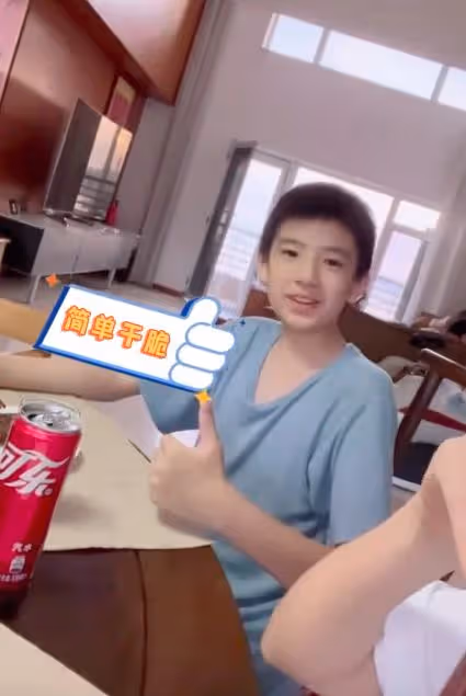 董潔父母長相曝光,老父親五官端正超儒雅,三代同堂太溫馨!