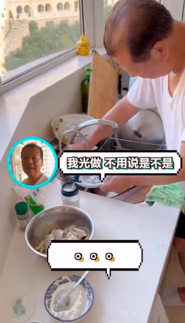 董潔父母長相曝光,老父親五官端正超儒雅,三代同堂太溫馨!