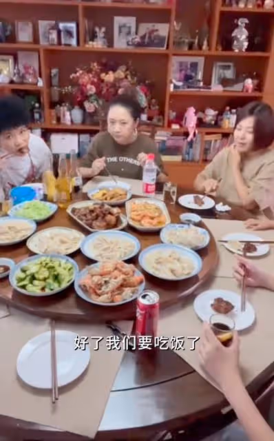 董潔父母長相曝光,老父親五官端正超儒雅,三代同堂太溫馨!