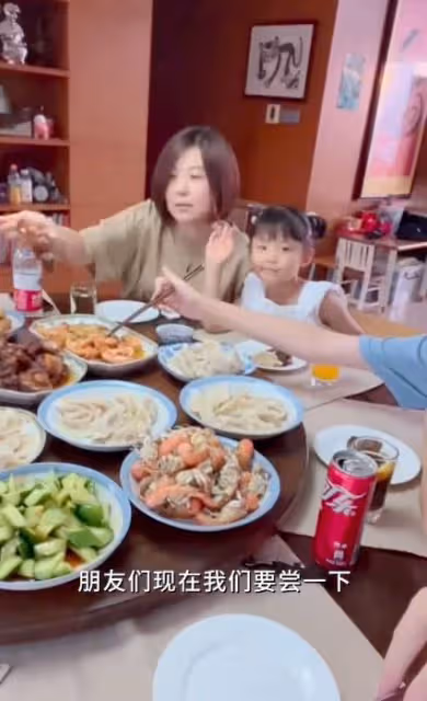 董潔父母長相曝光,老父親五官端正超儒雅,三代同堂太溫馨!