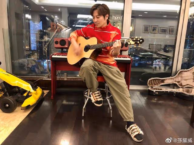 知名港星曬照慶祝結婚5周年!家中豪宅帶私人電梯,丈夫曾遭雪藏