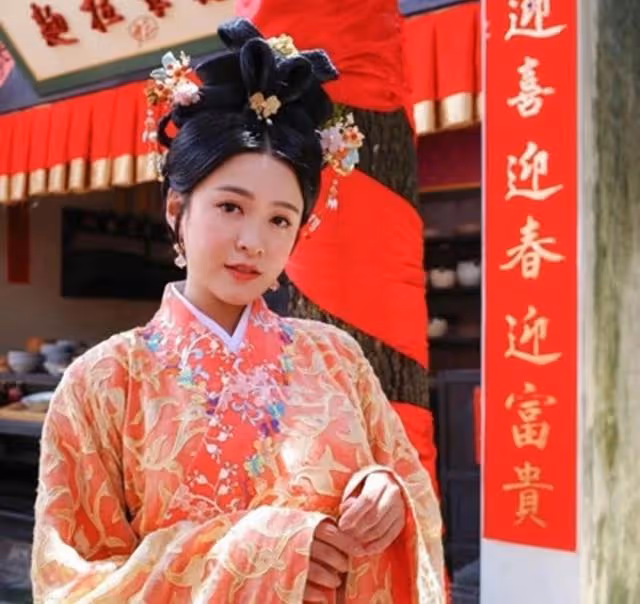 恭喜!TVB上位小花分手數月後疑有新戀情,心花怒放手捧大束玫瑰