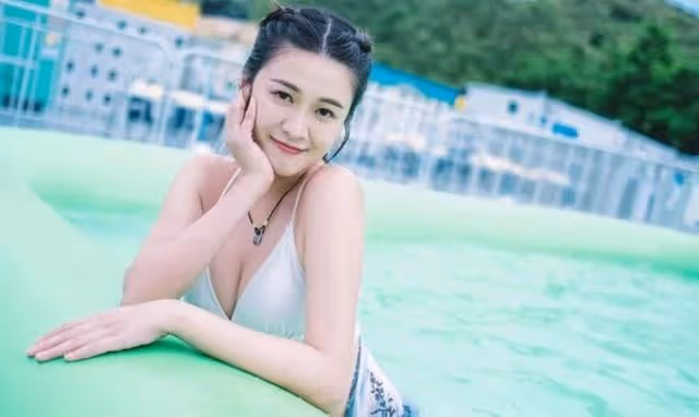 恭喜!TVB上位小花分手數月後疑有新戀情,心花怒放手捧大束玫瑰