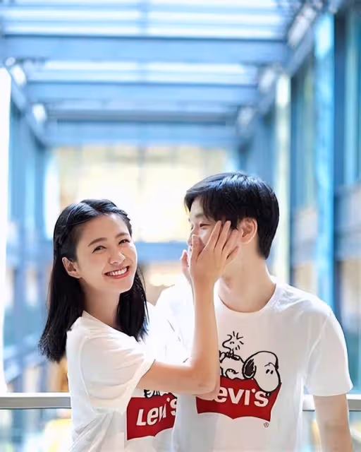 恭喜!TVB上位小花分手數月後疑有新戀情,心花怒放手捧大束玫瑰
