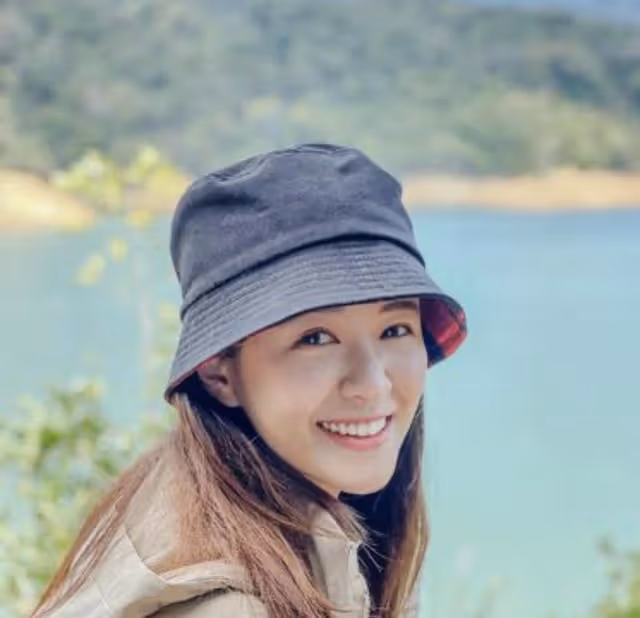 恭喜!TVB上位小花分手數月後疑有新戀情,心花怒放手捧大束玫瑰