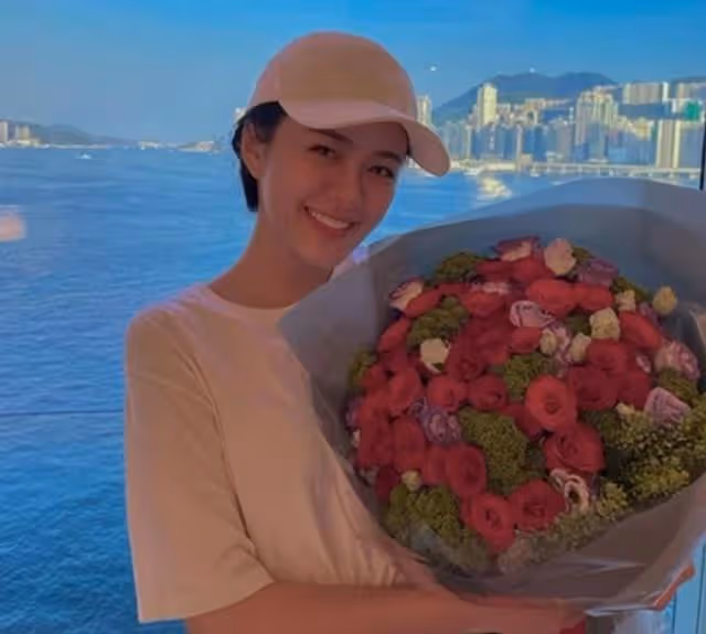 恭喜!TVB上位小花分手數月後疑有新戀情,心花怒放手捧大束玫瑰