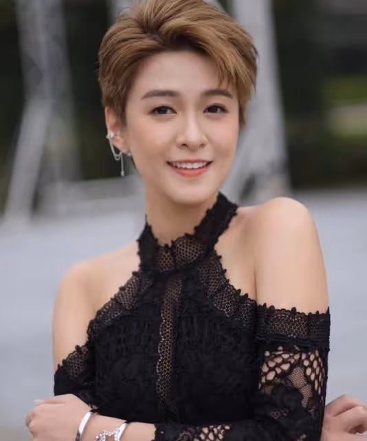 恭喜!TVB上位小花分手數月後疑有新戀情,心花怒放手捧大束玫瑰
