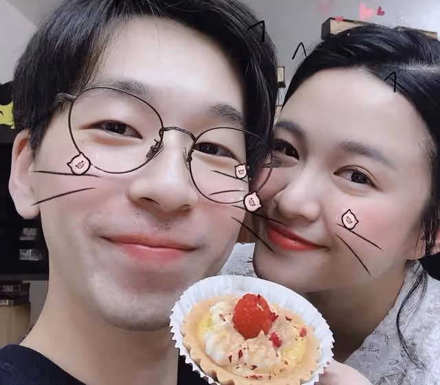 恭喜!TVB上位小花分手數月後疑有新戀情,心花怒放手捧大束玫瑰