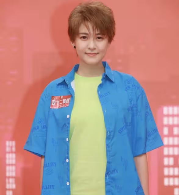 恭喜!TVB上位小花分手數月後疑有新戀情,心花怒放手捧大束玫瑰