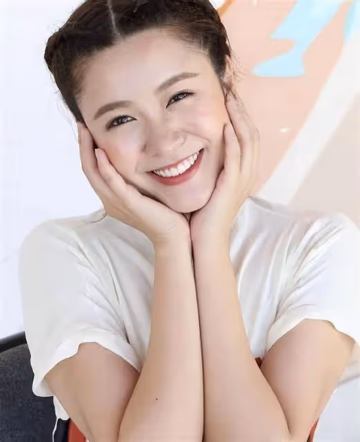 恭喜!TVB上位小花分手數月後疑有新戀情,心花怒放手捧大束玫瑰