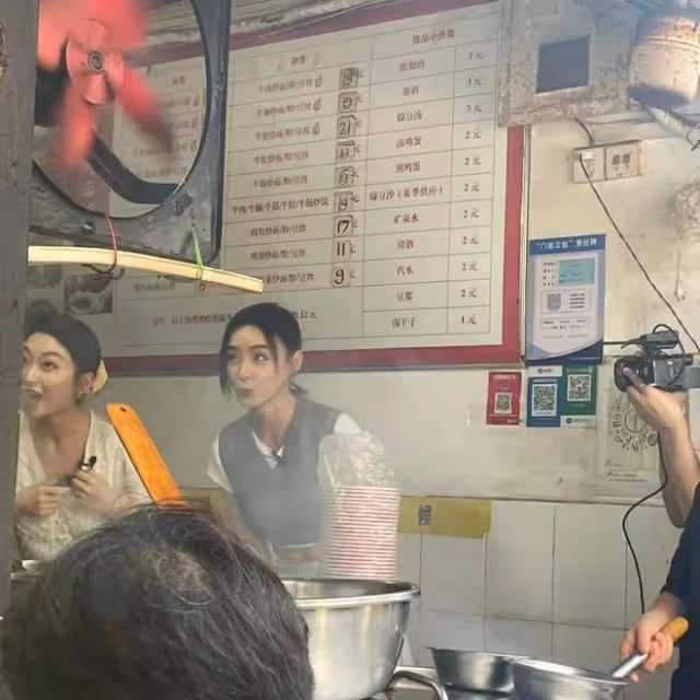 袁姍姍武漢過早被偶遇,大熱天穿毛線背心露肚臍,鼻子怪異疑整容