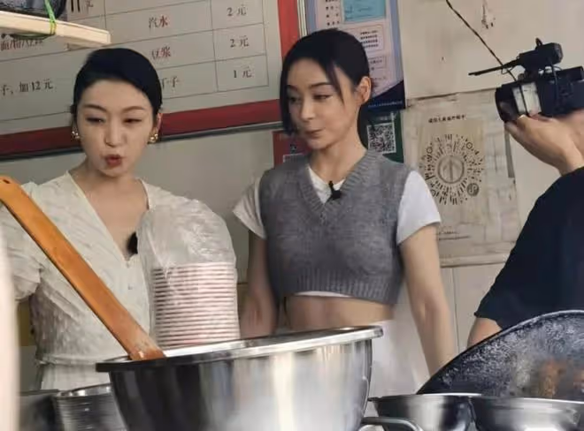 袁姍姍武漢過早被偶遇,大熱天穿毛線背心露肚臍,鼻子怪異疑整容