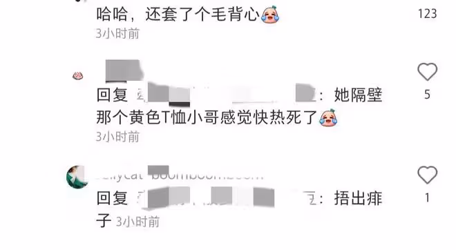 袁姍姍武漢過早被偶遇,大熱天穿毛線背心露肚臍,鼻子怪異疑整容