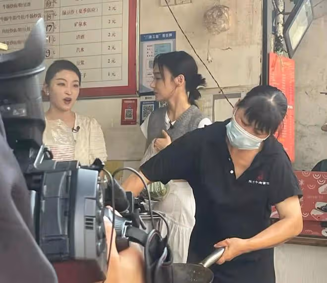 袁姍姍武漢過早被偶遇,大熱天穿毛線背心露肚臍,鼻子怪異疑整容