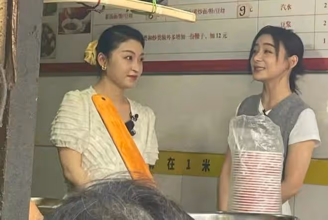 袁姍姍武漢過早被偶遇,大熱天穿毛線背心露肚臍,鼻子怪異疑整容