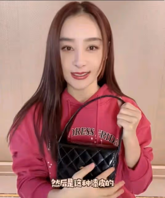 袁姍姍武漢過早被偶遇,大熱天穿毛線背心露肚臍,鼻子怪異疑整容