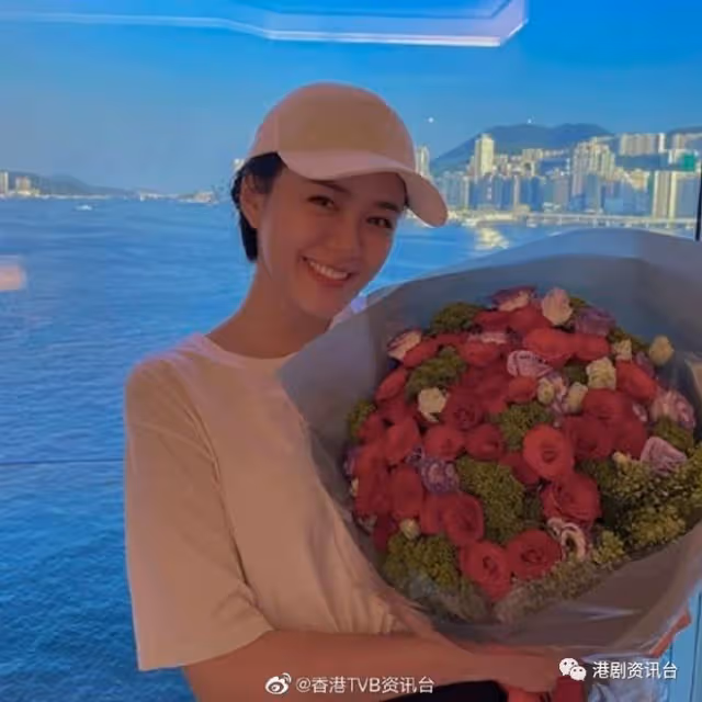 TVB小花最近心花怒放!網民懷疑蜜運有「追兵」