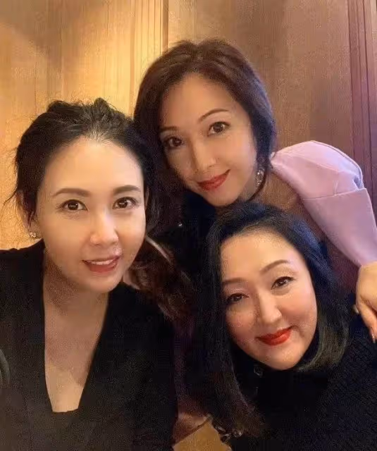 54歲邱淑貞近照曝光,戴百萬名表參加聚會,風韻不減當年