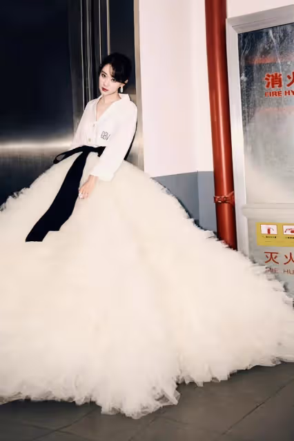 百花獎紅毯:張小斐穿高定、關曉彤青筋嚇人...