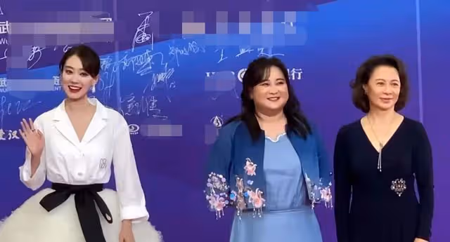 百花獎紅毯:張小斐穿高定、關曉彤青筋嚇人...