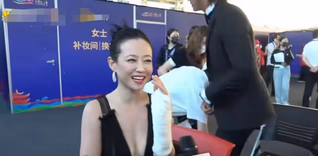 百花獎紅毯:張小斐穿高定、關曉彤青筋嚇人...