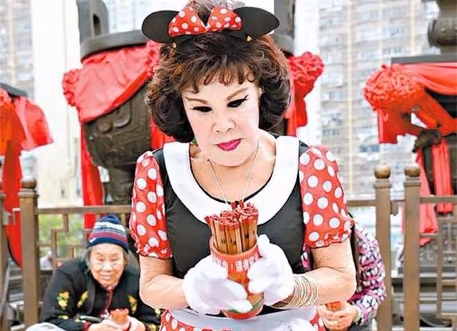 88歲女星移民國外,一身珠光寶氣辦餞別宴,獲潘志文魏秋樺等歡送