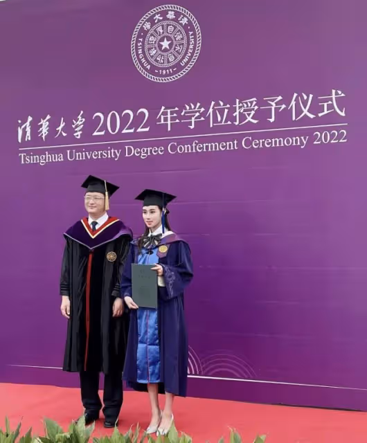 何超欣23歲超成熟,瘦到臉頰沒肉牙齒凸出,同台精英人士站c位