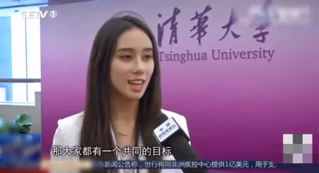 何超欣23歲超成熟,瘦到臉頰沒肉牙齒凸出,同台精英人士站c位