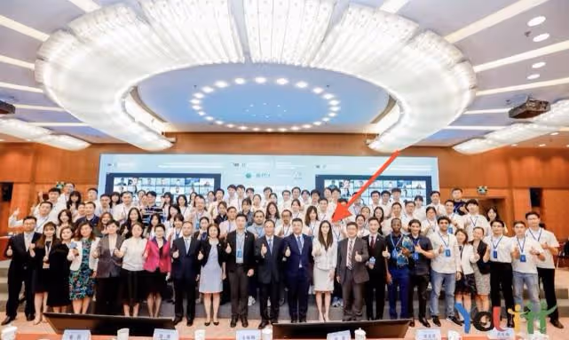 何超欣23歲超成熟，瘦到臉頰沒肉牙齒凸出，同台精英人士站c位