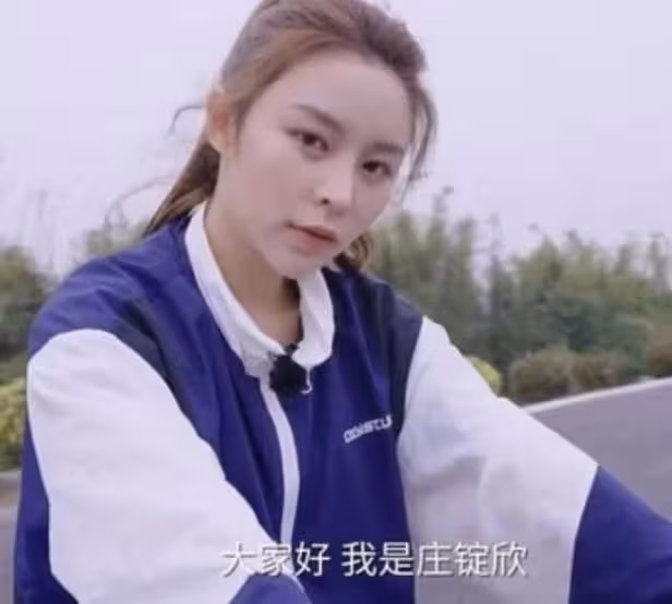女大十八變！香港知名童星成功融入內地發展，下巴變尖被質疑整容