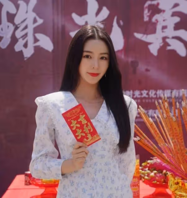 女大十八變!香港知名童星成功融入內地發展,下巴變尖被質疑整容