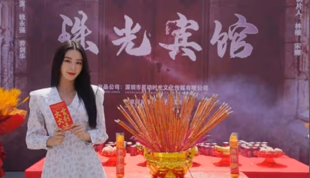 女大十八變!香港知名童星成功融入內地發展,下巴變尖被質疑整容