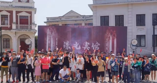 女大十八變!香港知名童星成功融入內地發展,下巴變尖被質疑整容