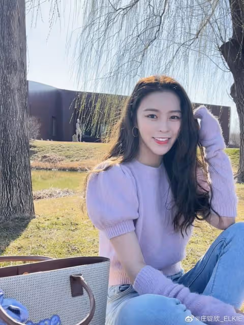 女大十八變!香港知名童星成功融入內地發展,下巴變尖被質疑整容