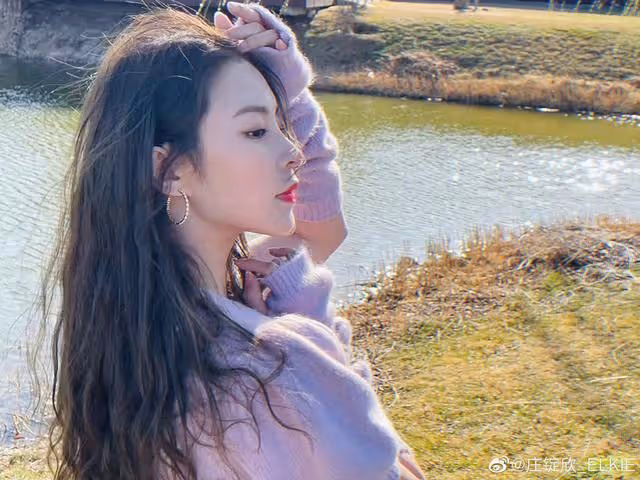 女大十八變!香港知名童星成功融入內地發展,下巴變尖被質疑整容
