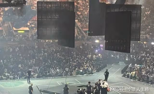 Mirror演唱會出現重大事故!600公斤巨屏砸中舞者,李澤楷將擔責