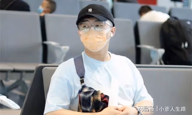 德雲社周九良孜身一人,出現在機場候機室,是去揭陽錄製節目嗎?