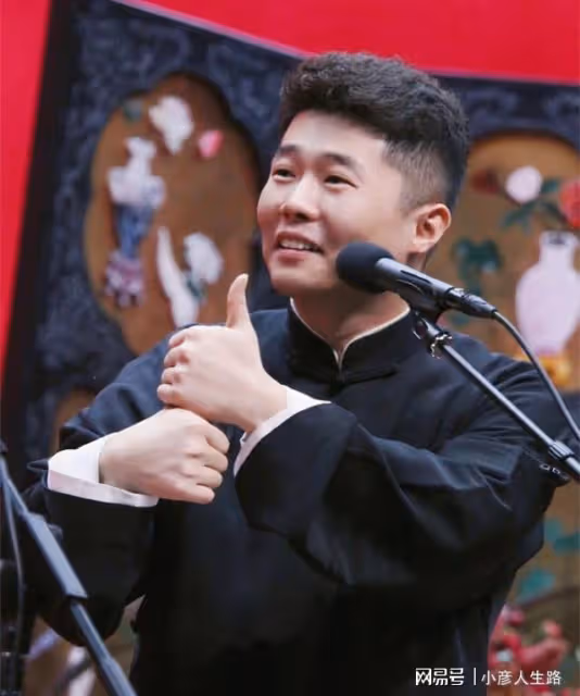德雲社周九良孜身一人,出現在機場候機室,是去揭陽錄製節目嗎?