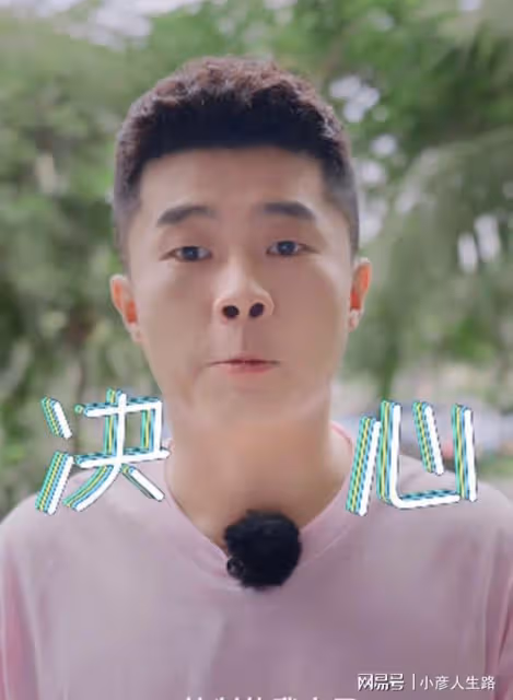 德雲社周九良孜身一人,出現在機場候機室,是去揭陽錄製節目嗎?