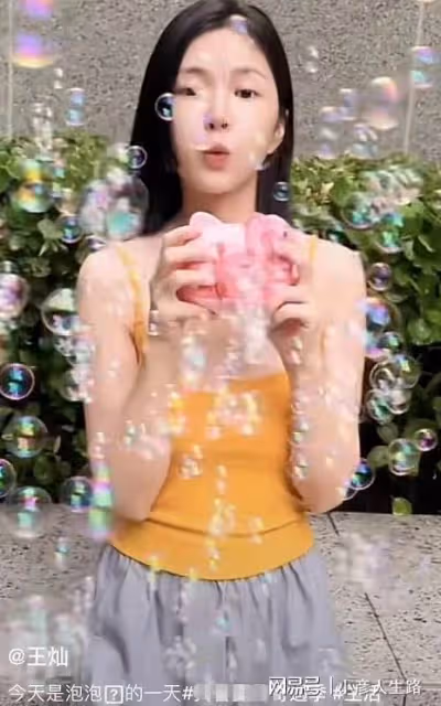杜淳陪妻女玩泡泡好歡樂,王燦剪短髮被質疑模仿宋慧喬發聲否認