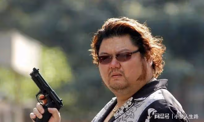 黃渤將他帶紅,身價暴漲連喝5天酒猝死,嬌妻改嫁老外生活幸福