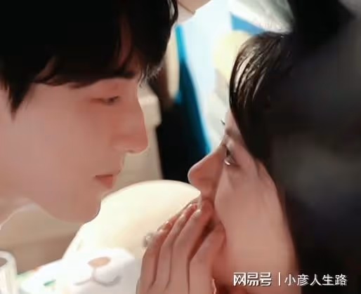 錢三一和林妙妙的吻戲花絮曝光,郭俊辰太會了,兩人側臉也好看