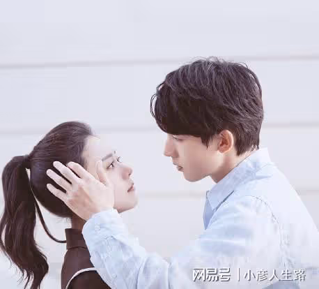 錢三一和林妙妙的吻戲花絮曝光,郭俊辰太會了,兩人側臉也好看