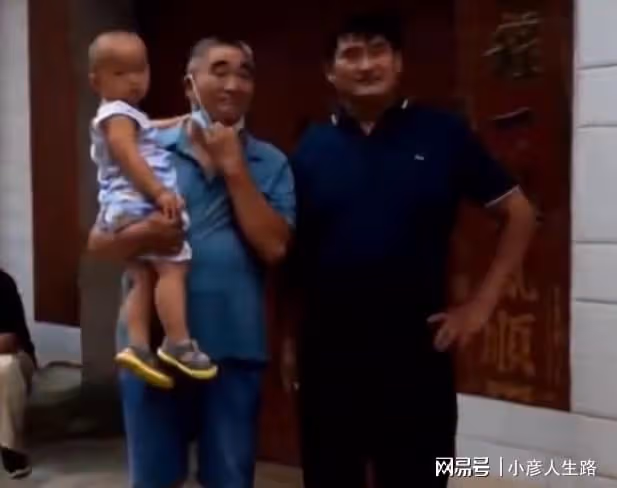 朱小偉陳萌婚期將至,大衣哥和鄰居探討迎親路線,網友:送上門的