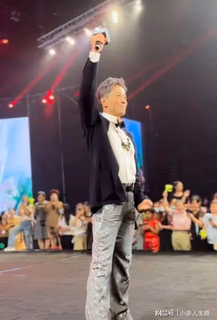 53歲毛寧現身商演撈金!身材發福臉部僵硬,與富婆合影笑容滿面